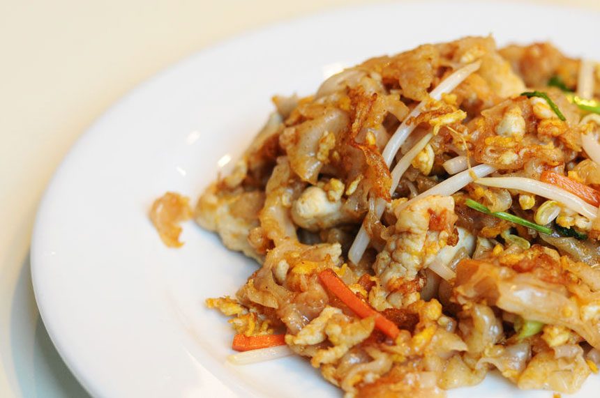 Kuay teow kua gai (Rice noodles with chicken and eggs)