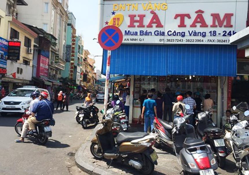 Money Changers at and around Ben Thanh Market